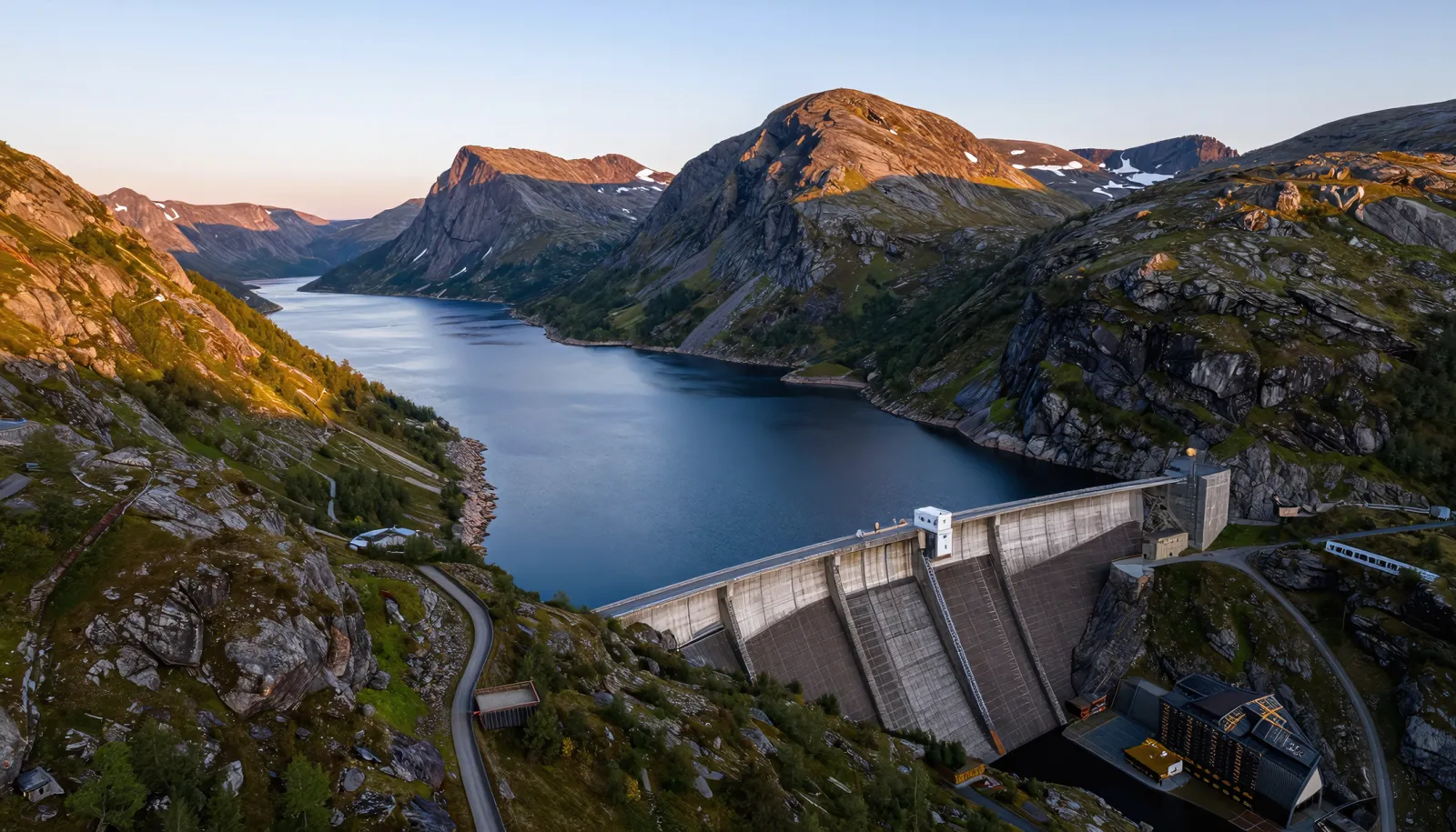 Norsk vannkraftverk omgitt av fjell – kilde til ren og rimelig strøm